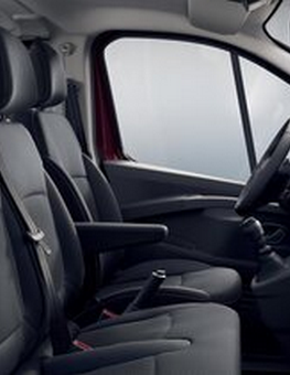 poste avant d'un minibus Europcar Atlantique